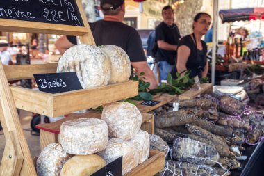 L'Ile Rousse, Corsica - 30 Eylül 2018. Yerel olarak yapılan peynir ve tedavi etler bir esnaf Corsica Balagne bölgesinin L'Ile Rusçuk'adil satışa görüntülenir