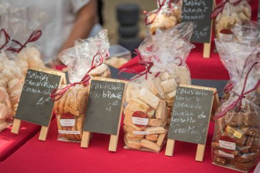 L'Ile Rousse, Corsica - 30 Eylül 2018. Yerel olarak yapılan bisküvi bir esnaf Corsica Balagne bölgesinin L'Ile Rusçuk'adil satışa görüntülenir
