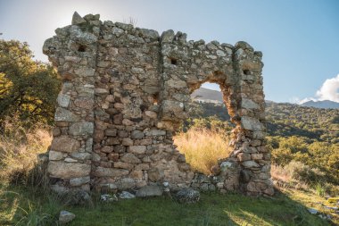 Corsica Balagne bölgesinin dağlarında mesafe Costa Köyü ile bina eski bir taş reamins