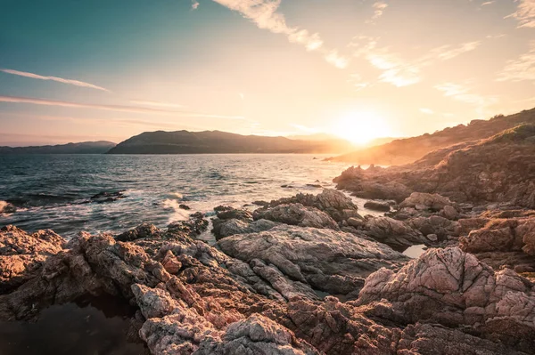 コルシカ島の遮へい Balagne 領域で Lozari の岩石の多い海岸の日の出 — ストック写真