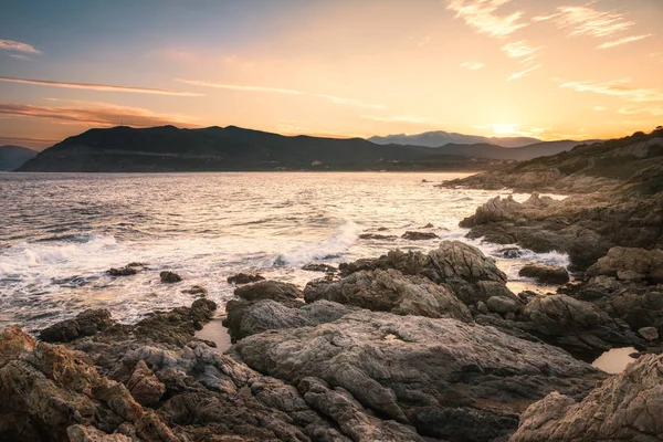 Sunrise Lozari Corsica Balagne Bölgesinde Kayalık Deniz Kenarı — Stok fotoğraf