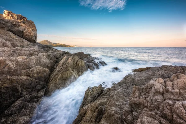 Dalgalar Korsika Kayalık Sahil Lozari Adlı Üzerine Şafak Sonları Ile — Stok fotoğraf