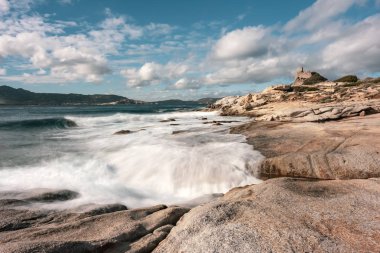 Dalgalar, Punta Caldanu Calvi mesafe ile Corsica Balagne bölgesinin Lumio yakınındaki Ceneviz Kulesi kıyısında buzlu üzerine yıkama uzun pozlama görüntü