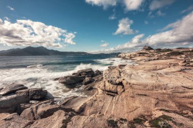 Dalgalar, Punta Caldanu Calvi mesafe ile Corsica Balagne bölgesinin Lumio yakınındaki Ceneviz Kulesi kıyısında buzlu üzerine yıkama uzun pozlama görüntü