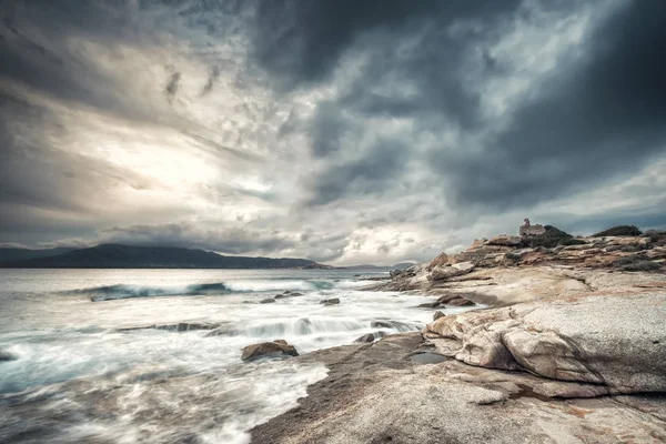 Céu Tempestuoso Escuro Sobre Torre Genoise Punta Caldanu Enquanto Ondas — Fotografia de Stock