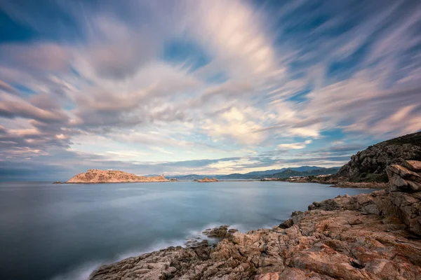 Imagen Exposición Lenta Del Sol Noche Iluminando Nubes Tenues Roca —  Fotos de Stock