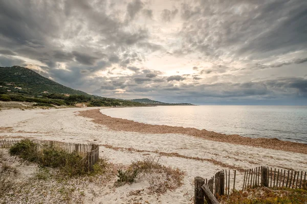 Nubes Tarde Mientras Sol Pone Sobre Una Playa Desierta Bodri — Foto de Stock