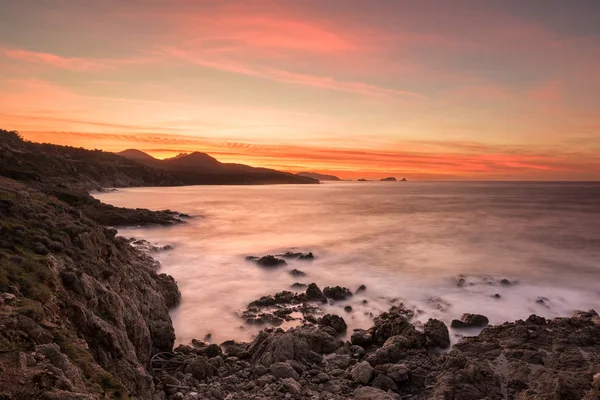 Lunga Esposizione Tramonto Sulla Costa Rocciosa Della Regione Balagne Corsica — Foto Stock