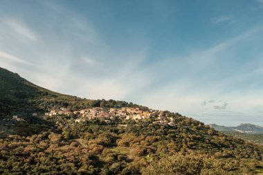 Eski dağ köyü Occhiatana sabah güneş tarafından aydınlatılmış ve Corsica Balagne bölgesi sonbahar ağaçlarda çevrili