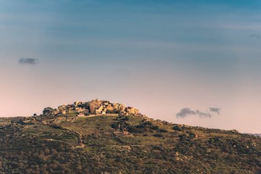 Akşam güneşi Corsica Balagne bölgesinin tarafından Sant Antonino antik dağ köyü yaktı