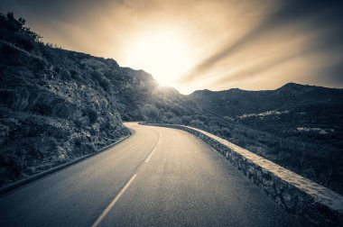 Corsica Balagne bölgesinin dağlarında bir yol ayarlar güneşe doğru seyir siyah ve beyaz resim