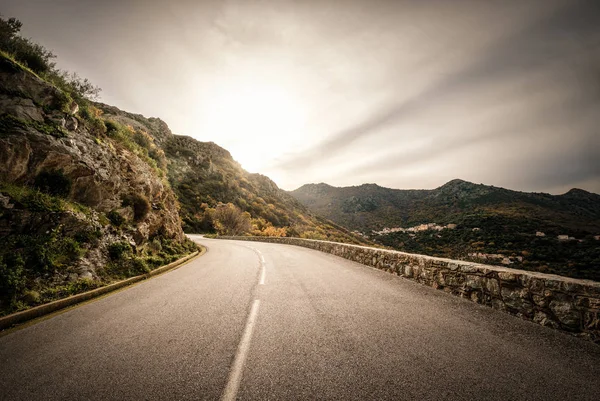 Güneşe doğru olarak seyir Corsica Balagne bölgesinin dağlarında bir yol ayarlar