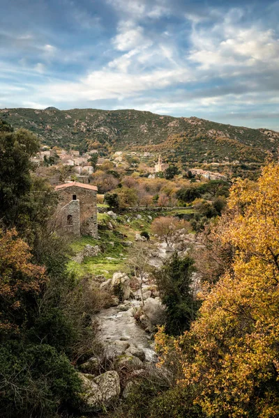 Starodávné Horské Vesnici Feliceto Oblasti Balagne Korsiky Obklopen Podzimní Stromy — Stock fotografie