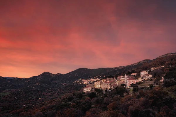 코스타와 코르시카의 Balagne 지역에서 Belgodere의 극적인 핑크와 오렌지 — 스톡 사진