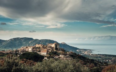Eski dağ köyü Pigna Corsica Balagne bölgede tepeler ve Akdeniz'de mesafe ile