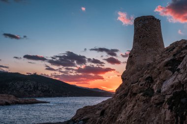 Ile Rousse Corsica Balagne bölgede akdeniz güneş ayarına son ışınları ile La Pietra, antik taş Ceneviz Kulesi