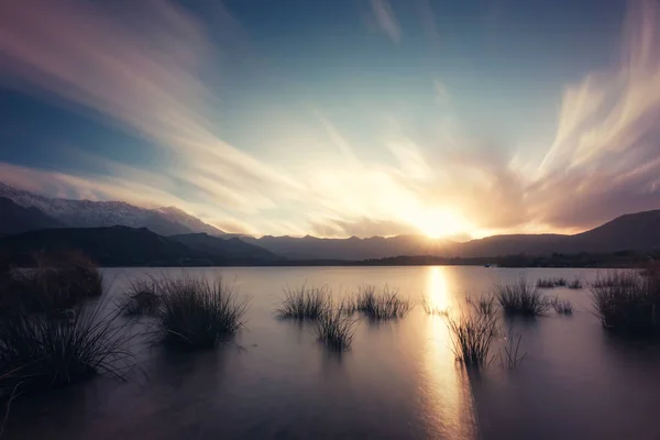Imagem Exposição Longa Pôr Sol Atrás Das Nuvens Sobre Lac — Fotografia de Stock