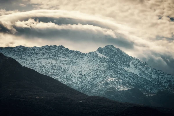 科西嘉巴拉涅地区多云天空下的蒙特格罗索山峰雪峰 — 图库照片