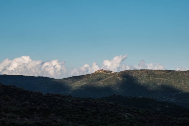 Sabah erken güneş tepe üzerinde en iyi köy Sant Antonino Corsica Balagne bölgesinde
