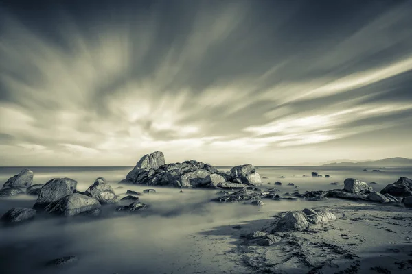 Uzun Pozlama Siyah Beyaz Görüntü Akdeniz Kayalar Kum Plaj Üzerine — Stok fotoğraf