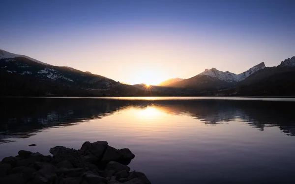 Solnedgången Bakom Snö Utjämnade Bergen Bakom Lugn Lake Calacuccia Centrala — Stockfoto