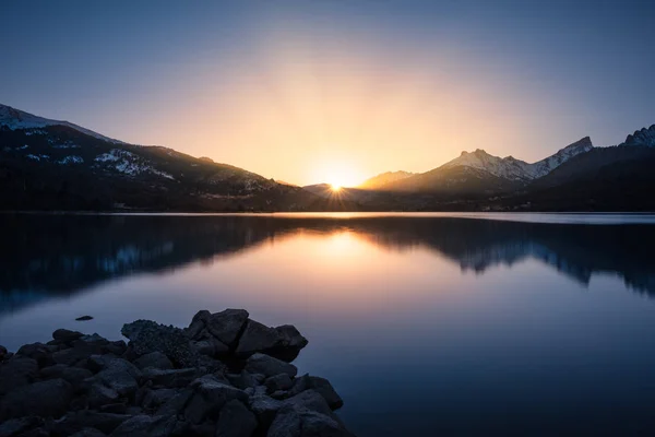 Pôr Sol Atrás Montanhas Cobertas Neve Atrás Calmo Lago Calacuccia — Fotografia de Stock