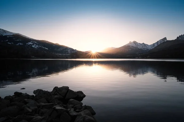 Pôr Sol Atrás Montanhas Cobertas Neve Atrás Calmo Lago Calacuccia — Fotografia de Stock
