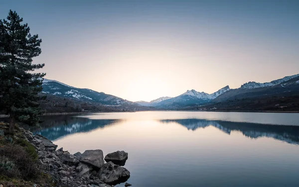 Sun Setting Snow Capped Mountains Lake Calacuccia Central Corsica — Stock Photo, Image