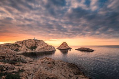 Deniz feneri Ile Rousse Corsica Balagne bölgesinde, La Pietra kayada arkasında güneş ayarı