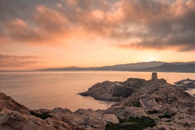 Corsica Balagne bölgede çöl des Agriates mesafe tepelerinde ile L'Ile Rusçuk'La Pietra Rock Ceneviz Kulesi üzerinde gündoğumu