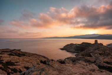 Corsica Balagne bölgede çöl des Agriates mesafe tepelerinde ile L'Ile Rusçuk'La Pietra Rock Ceneviz Kulesi üzerinde gündoğumu