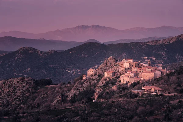 Berget byn av Speloncato på Korsika i skymningen — Stockfoto