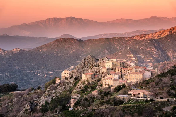 Villaggio montano di Speloncato in Corsica al tramonto — Foto Stock