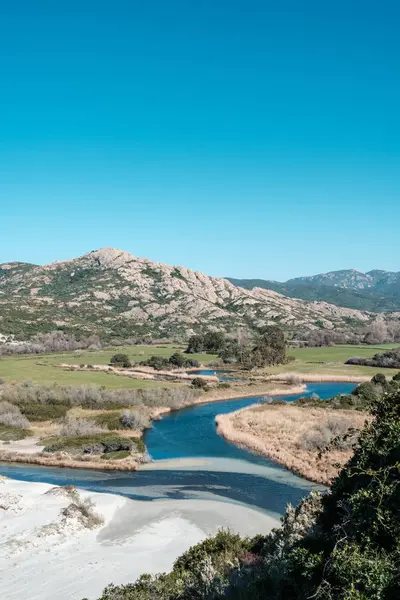 Floden som anländer vid Ostriconi strand i Balagne regionen Korsika — Stockfoto