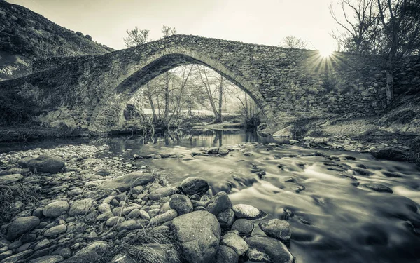 Ancient stone bridge over flowing river in Corsica — Stock Photo, Image