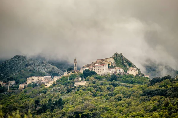 Nuvens sobre a aldeia montanhosa de Speloncato na Córsega — Fotografia de Stock