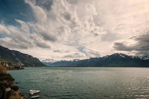 Lago di Ginevra e montagne innevate in Svizzera — Foto Stock