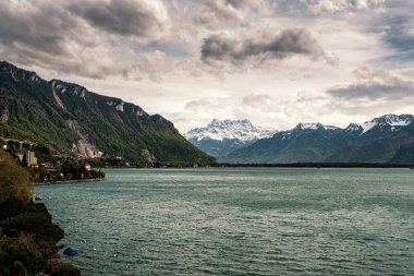 İsviçre'de Cenevre Gölü ve karla kaplı dağlar