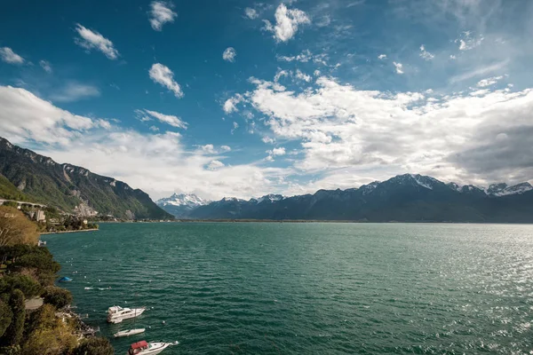 Lago di Ginevra e montagne innevate in Svizzera — Foto Stock
