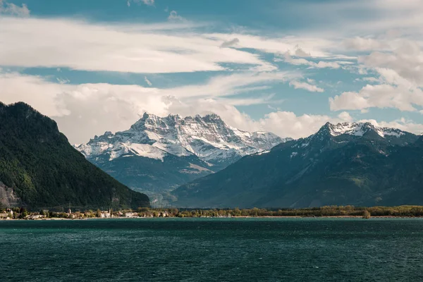 İsviçre'de Cenevre Gölü ve karla kaplı dağlar