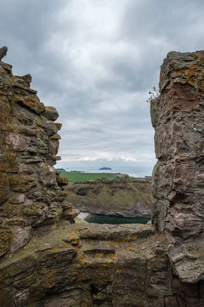 Widok z zamku Tantallon przez Firth of Forth w Szkocji — Zdjęcie stockowe