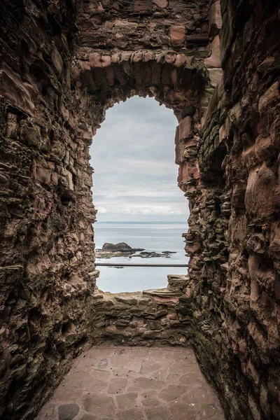Widok na morze przez okno zamku Tantallon w Szkocji — Zdjęcie stockowe
