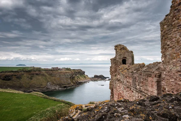 Iskoçya 'nın Forth Firth genelinde Tantallon Kalesi 'nden görünüm