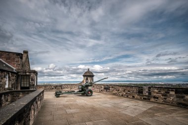 Iskoçya 'da Edinburgh Kalesi 'nde bir saat silahı