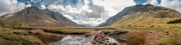 Panoramatický pohled na Loch Etivní v horách Skotska — Stock fotografie