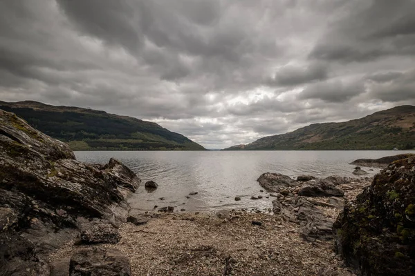 İskoçya'da Loch Lomond'da çakıl plajı