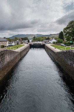 İskoçya'daki Fort Augustus'ta Kaledonya kanalı