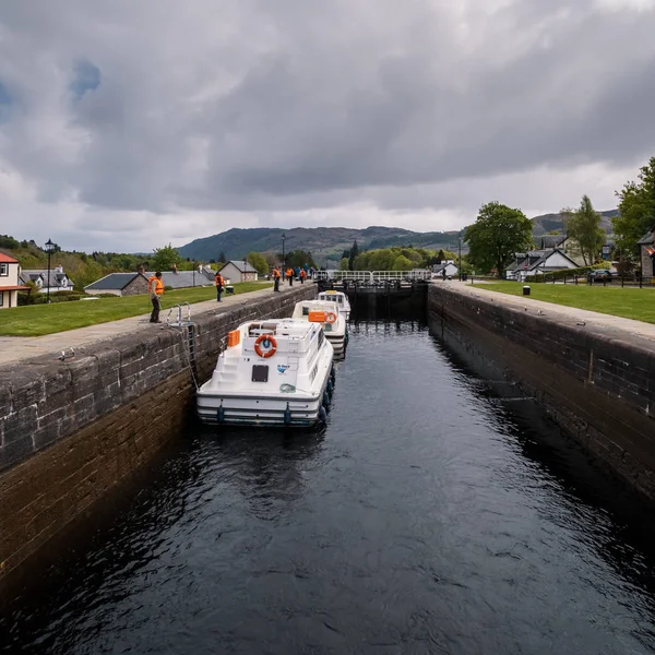 İskoçya'da Fort Augustus'ta Caledonian kanalında tekneler