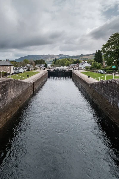 İskoçya'daki Fort Augustus'ta Kaledonya kanalı