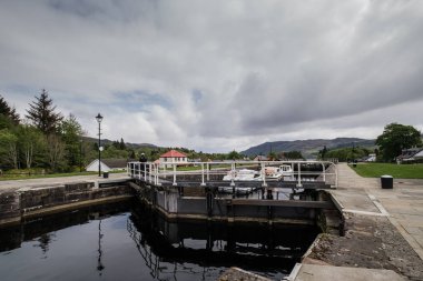 İskoçya'da Fort Augustus'ta Caledonian kanalında tekneler